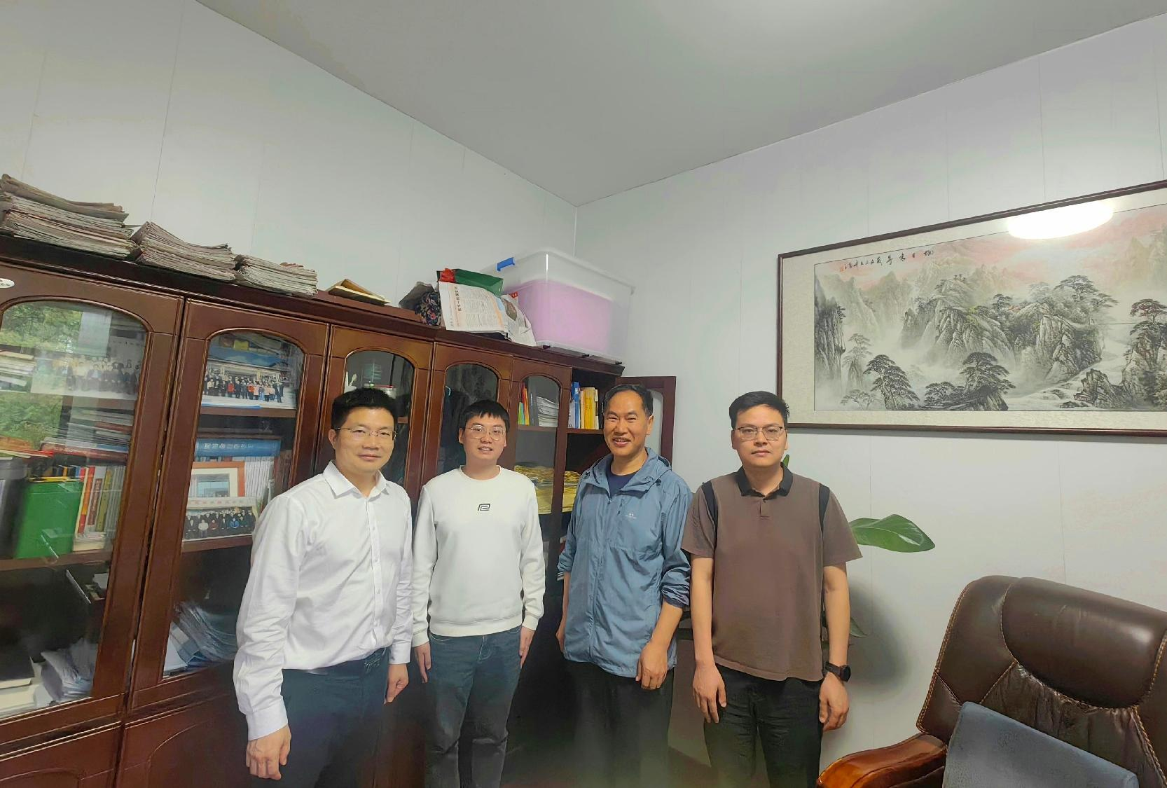 团队与相关领导合影2.png